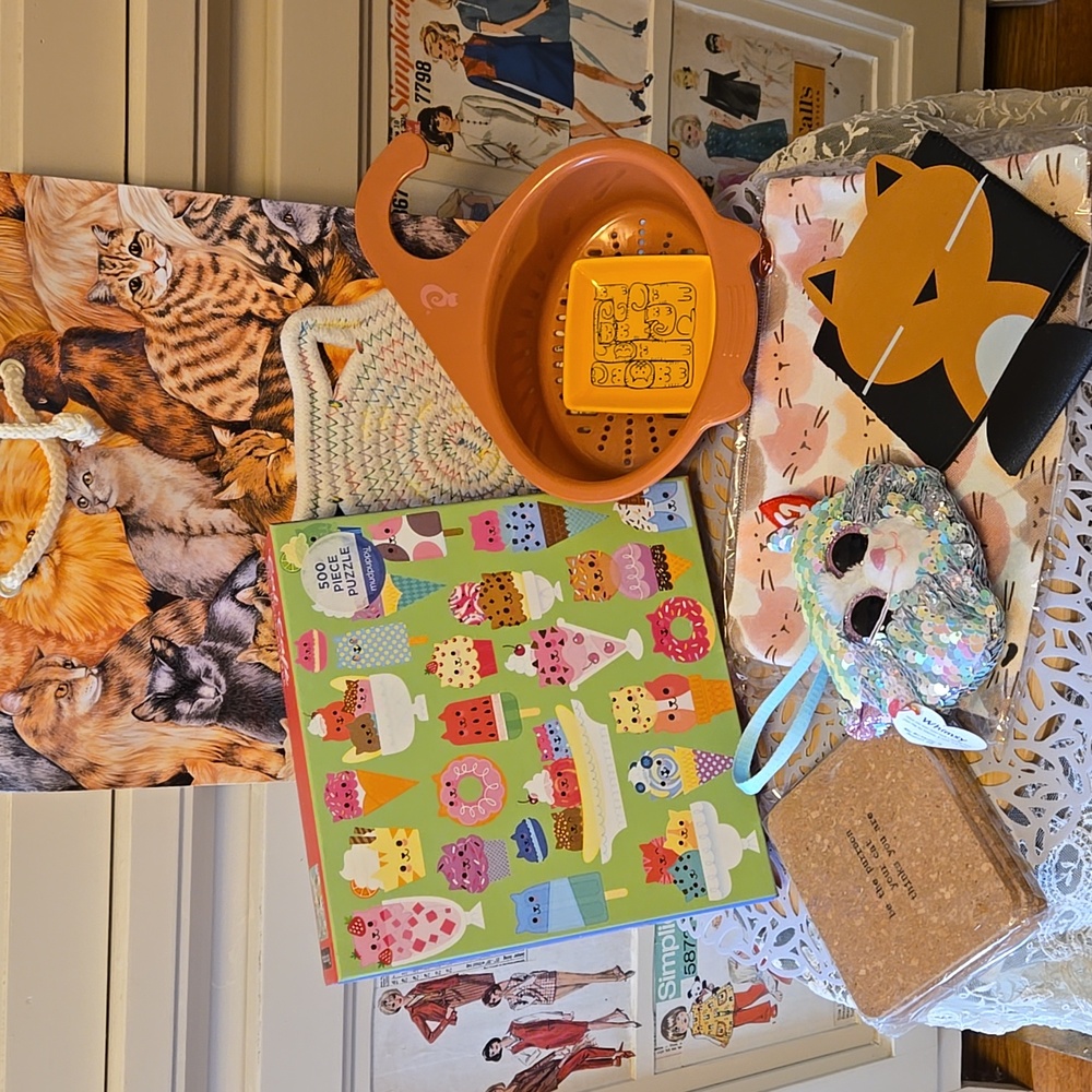 Cat Lovers 8 piece  bag of goodies